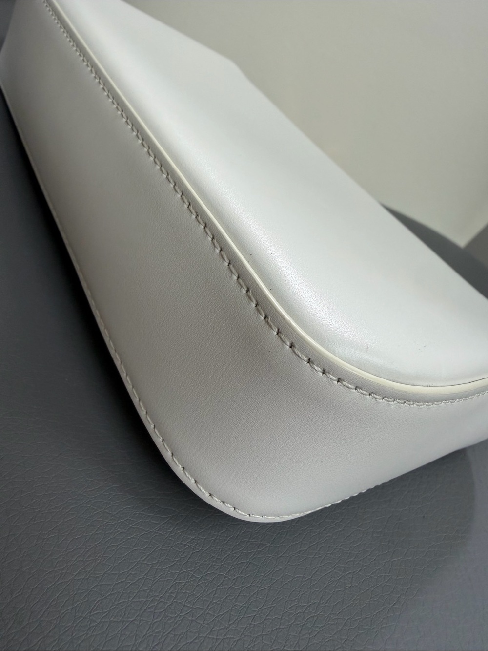 CELINE
WHITE SHINY CALFSKIN TRIOMPHE GOLD CHAIN SHOULDER - Picture 5 of 12